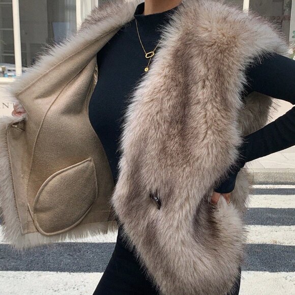 Camel Women's Party V-Neck Loose Sleeveless Faux Fur Vest - Picture 8 of 11